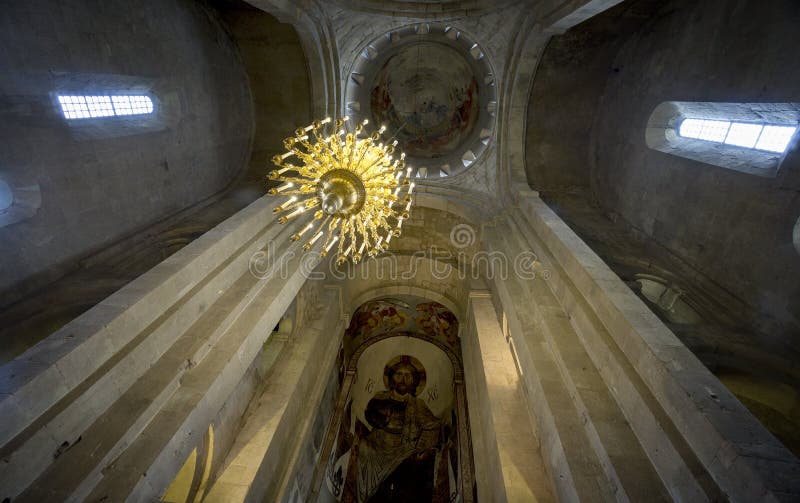 Interior da catedral de Svetitskhoveli em Mtskheta
