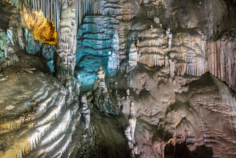 Interior da caverna natural na Andaluzia, Espanha -- Dentro do Cuevas de Nerja foto de stock Interior da caverna natural na Andaluzia, Espanha -- Dentro do Cuevas de Nerja foto de stock