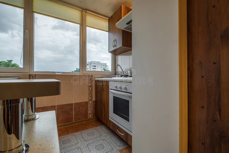 Interior da cozinha luxuosa moderna em apartamentos de estúdio em estilo minimalista