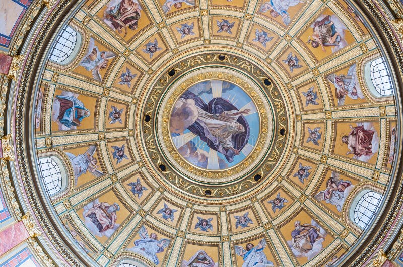 Interior da cúpula na basílica do St Stephen da igreja católica romana em Budapest imagens de stock royalty free Interior da cúpula na basílica do St Stephen da igreja católica romana em Budapest imagens de stock royalty free