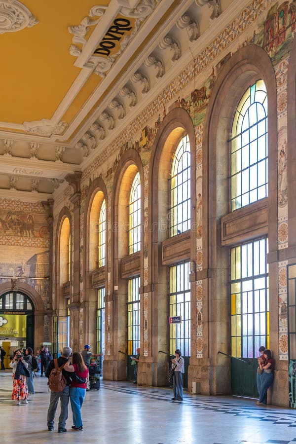 Interior da estação de comboios de São Bento fotografia de stock royalty free