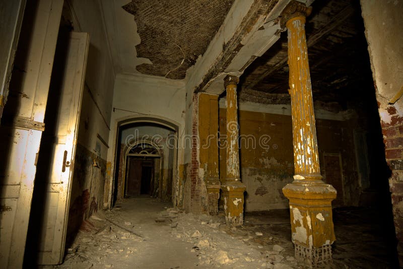 Interior da mansão abandonada assustador velha Antigo solar de Karl von Meck foto de stock Interior da mansão abandonada assustador velha Antigo solar de Karl von Meck foto de stock