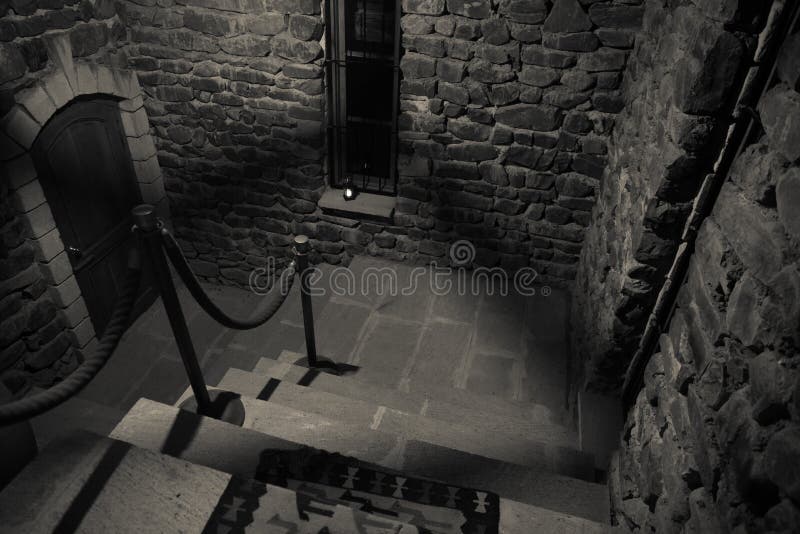 Interior da mansão abandonada assustador velha Escadaria e colunata Escadas escuras do castelo ao porão Escadas assustadores da p fotografia de stock royalty free Interior da mansão abandonada assustador velha Escadaria e colunata Escadas escuras do castelo ao porão Escadas assustadores da p fotografia de stock royalty free