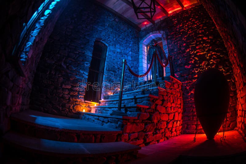 Interior da mansão abandonada assustador velha Escadaria e colunata Silhueta da posição do fantasma do horror em escadas do caste fotografia de stock royalty free Interior da mansão abandonada assustador velha Escadaria e colunata Silhueta da posição do fantasma do horror em escadas do caste fotografia de stock royalty free