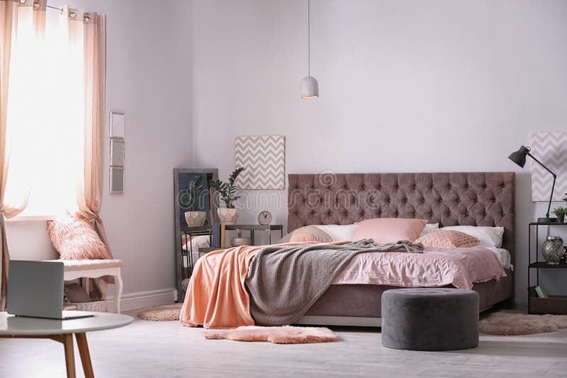 Interior da sala bonita com cama confortável fotografia de stock royalty free