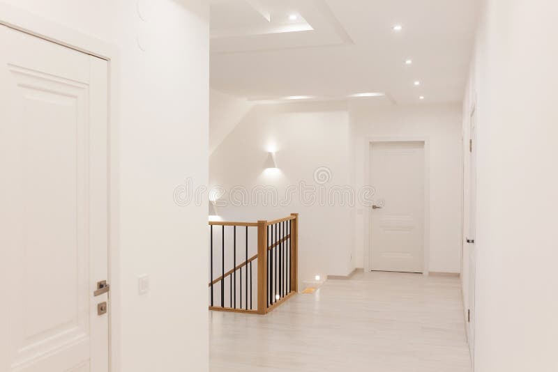 Interior De Casa Moderna Con Paredes Y Puertas Blancas Y Escalera De Madera  Foto de archivo - Imagen de suelo, hardwood: 212176070