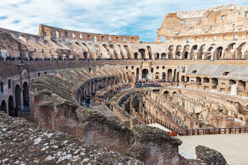 Interior de Colosseum en Roma