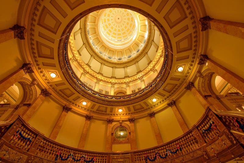 Interior de la bóveda del oro del edificio del capitolio del estado de Colorado