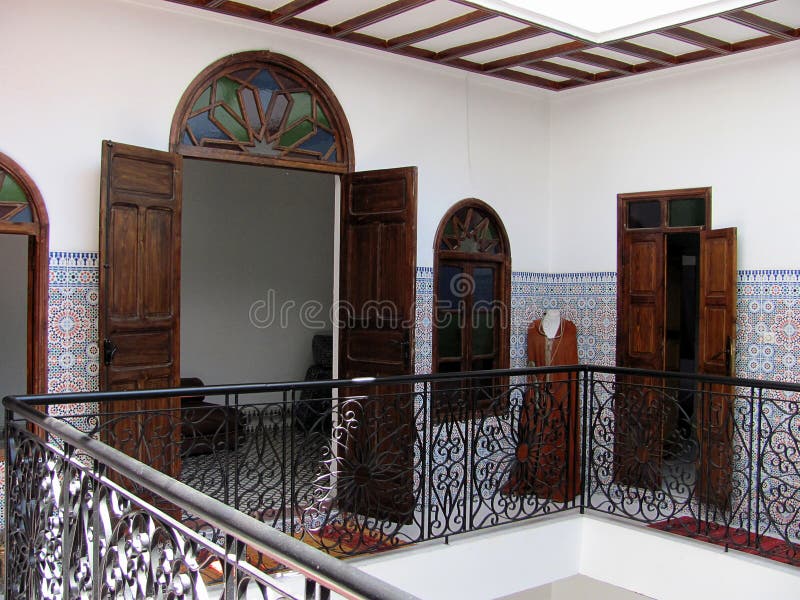Interior de la casa adornado con las tejas de mosaico en Rabat viejo, Marruecos foto de archivo libre de regalías Interior de la casa adornado con las tejas de mosaico en Rabat viejo, Marruecos foto de archivo libre de regalías