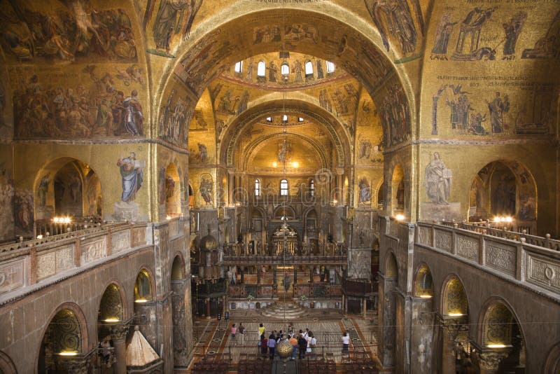 Interior de la catedral en la basílica de la marca del St