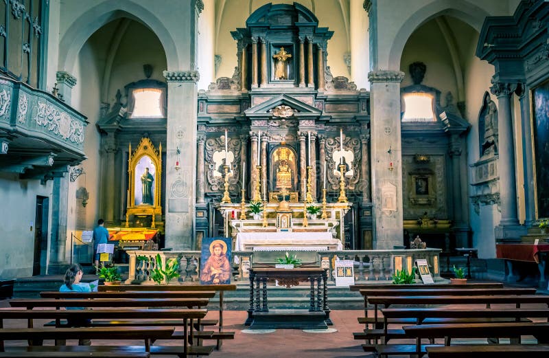 Interior de la iglesia de Cortona San Francisco fotos de archivo libres de regalías