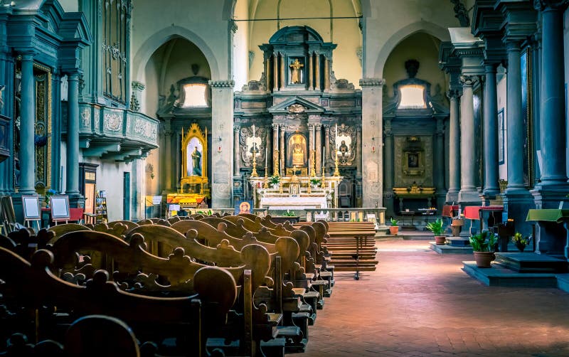 Interior de la iglesia de San Francesco en Cortona imágenes de archivo libres de regalías