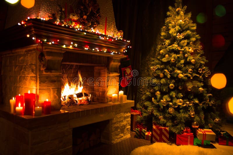 Interior de la Navidad con el árbol, los presentes y la chimenea imagenes de archivo Interior de la Navidad con el árbol, los presentes y la chimenea imagenes de archivo