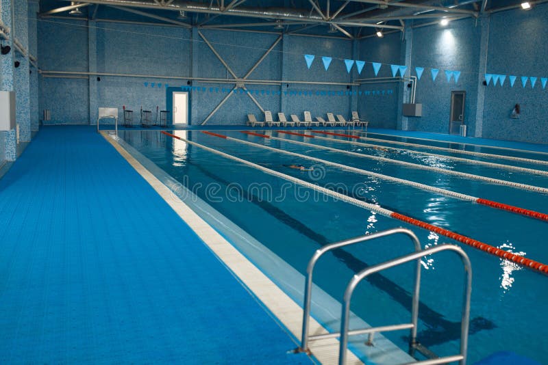 Interior de la piscina deportiva