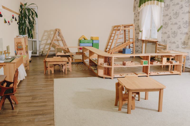 Interior De La Sala Para Niños Para Clases De Montessori Imagen de archivo  - Imagen de muebles, estante: 239812067