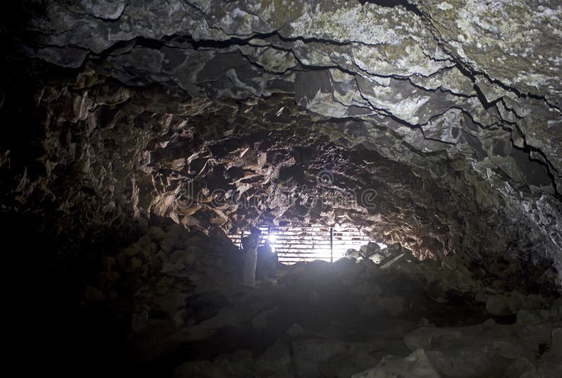 Interior De Lava Tube Cave in Oregon Bloqueado USFS Foto de archivo