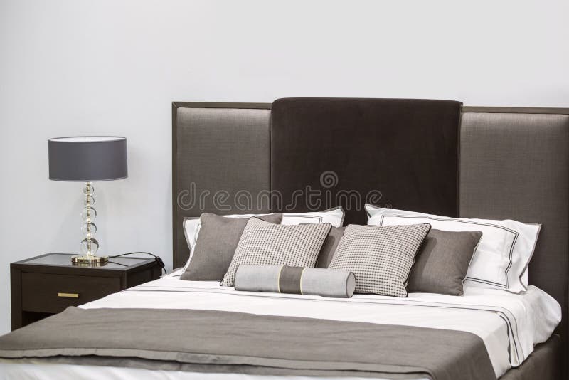 Interior de lujo moderno del dormitorio Diseño de un cuarto en un hotel con una cama y una lámpara de mesa original imágenes de archivo libres de regalías Interior de lujo moderno del dormitorio Diseño de un cuarto en un hotel con una cama y una lámpara de mesa original imágenes de archivo libres de regalías