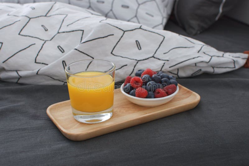 Interior de madera del concepto de la madrugada de la bandeja de la cama del desayuno fotografía de archivo libre de regalías Interior de madera del concepto de la madrugada de la bandeja de la cama del desayuno fotografía de archivo libre de regalías