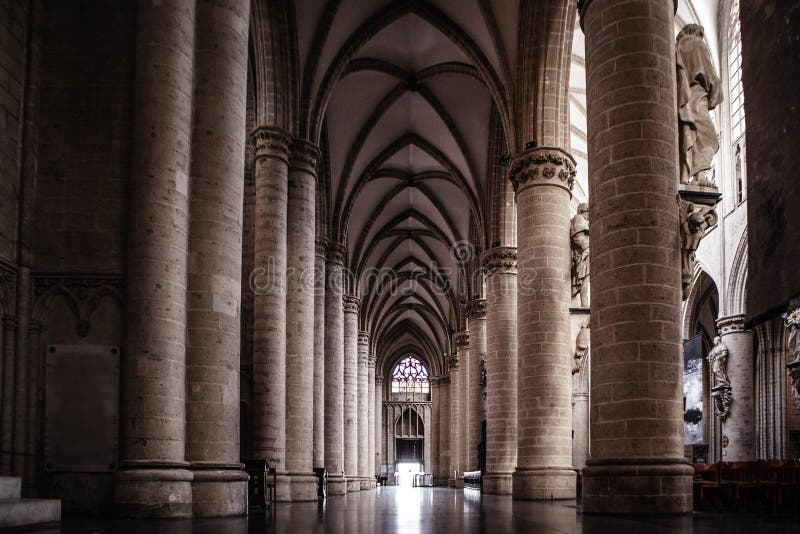 Interior de St Michael e de catedral do St Gudula imagens de stock royalty free Interior de St Michael e de catedral do St Gudula imagens de stock royalty free