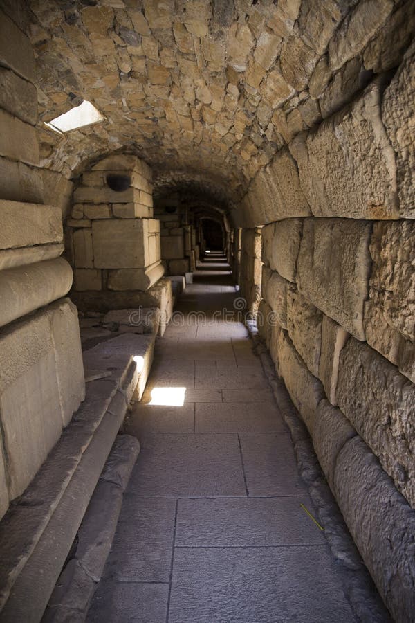 Interior de um corredor longo uma estrutura de pedra antiga no a imagens de stock Interior de um corredor longo uma estrutura de pedra antiga no a imagens de stock