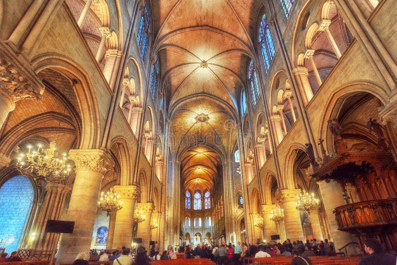 Interior de una de las catedrales más viejas de Europa Notre Dame d fotografía de archivo libre de regalías Interior de una de las catedrales más viejas de Europa Notre Dame d fotografía de archivo libre de regalías