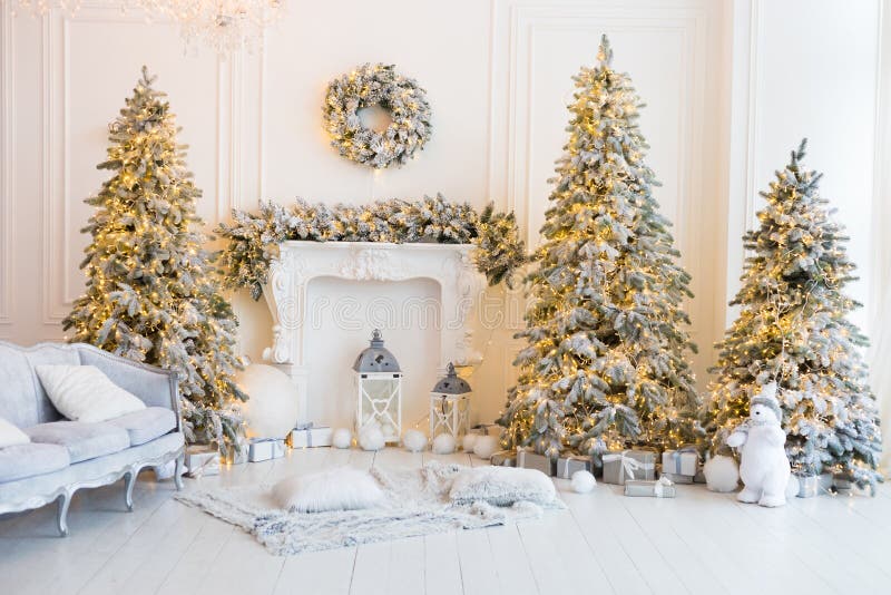 Interior De Una Habitación Blanca Con Un árbol De Navidad Foto de archivo -  Imagen de sitio, nieve: 203457048