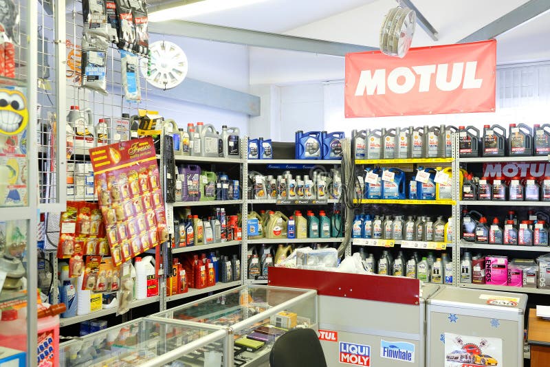 Interior De Una Tienda De Los Recambios Del Coche Imagen editorial