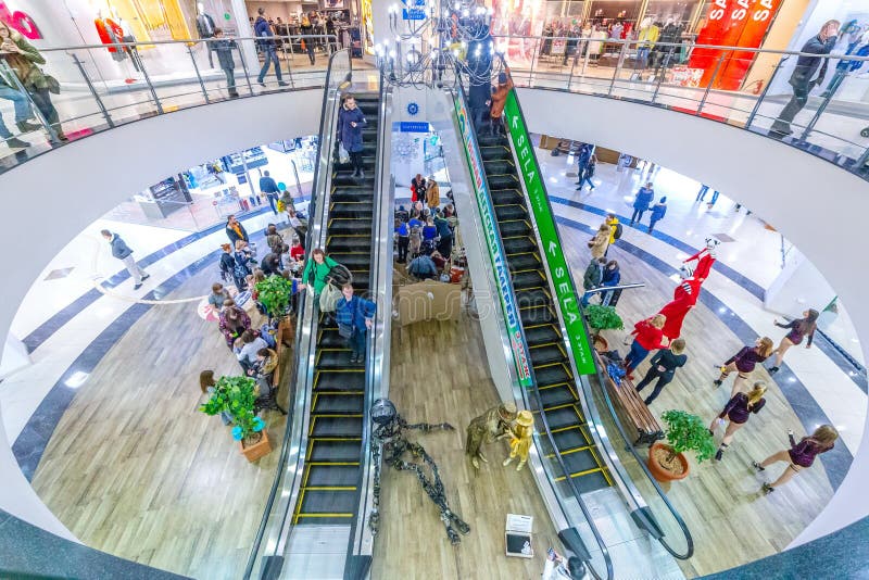 Interior Del Centro Comercial Aurora Mall Foto de archivo editorial