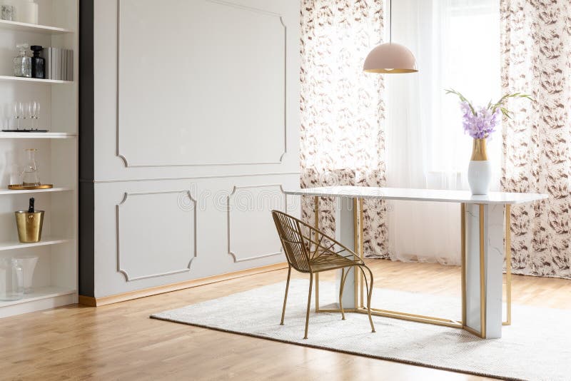 Interior del comedor del encanto con una tabla, una silla, una flor y una pared vacía Ponga su pintura fotos de archivo Interior del comedor del encanto con una tabla, una silla, una flor y una pared vacía Ponga su pintura fotos de archivo