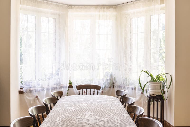 Interior del comedor del viejo estilo con una ventana grande adornada con imágenes de archivo libres de regalías Interior del comedor del viejo estilo con una ventana grande adornada con imágenes de archivo libres de regalías