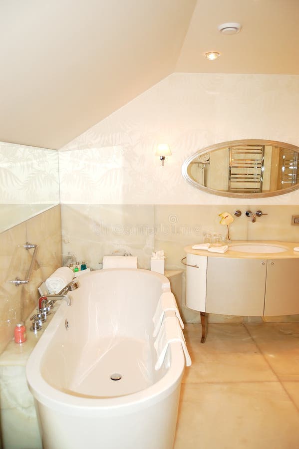 Interior del cuarto de baño en el hotel de lujo en la estación de esquí foto de archivo libre de regalías Interior del cuarto de baño en el hotel de lujo en la estación de esquí foto de archivo libre de regalías