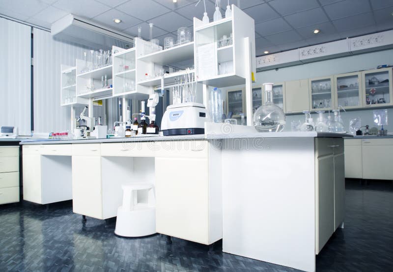 Interior del fondo blanco moderno limpio del laboratorio Concepto del laboratorio