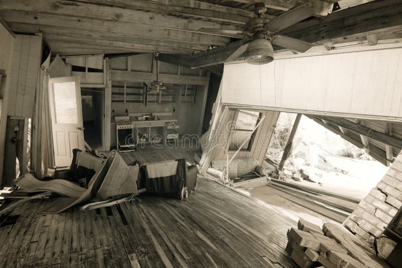 Interior del hogar después del desastre natural