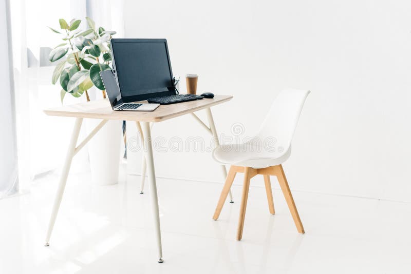 interior del lugar de trabajo con la silla, ordenador portátil, ordenador, taza de café de papel fotografía de archivo interior del lugar de trabajo con la silla, ordenador portátil, ordenador, taza de café de papel fotografía de archivo