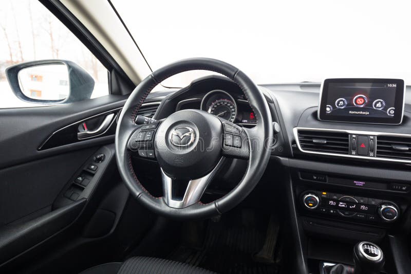  Interior Del Negro De Mazda 3 Foto editorial - Imagen de adentro,  elegancia: 109772546