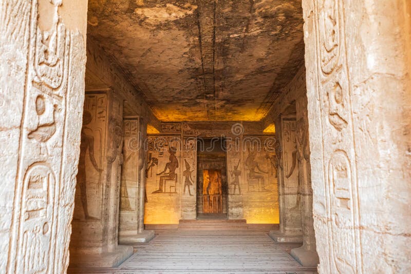 Interior del pequeño templo de Abu Simbel, también conocido como el Templo de Hathor y Nefertari imagen de archivo
