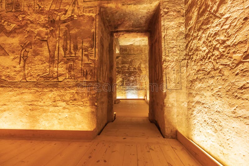 Interior del pequeño templo de Abu Simbel, también conocido como el Templo de Hathor y Nefertari imagenes de archivo