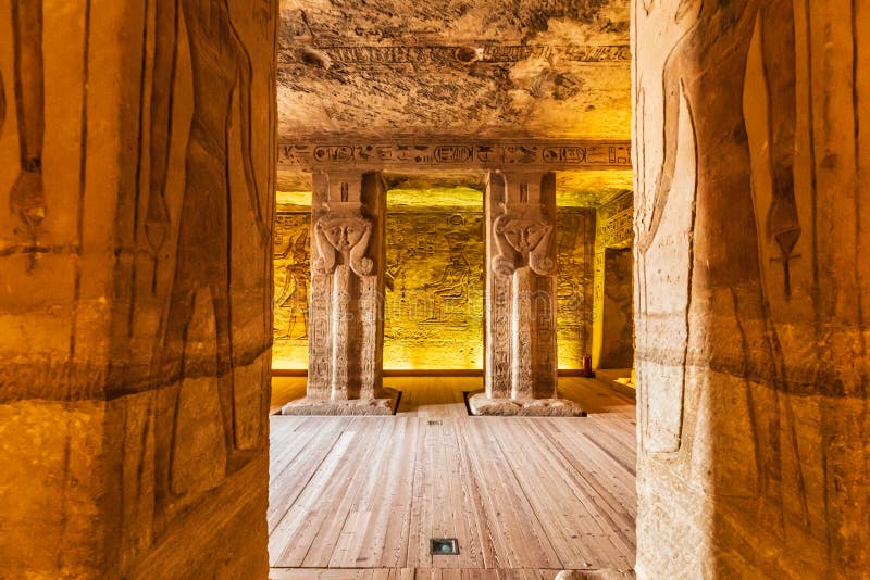 Interior del pequeño templo de Abu Simbel, también conocido como el Templo de Hathor y Nefertari foto de archivo