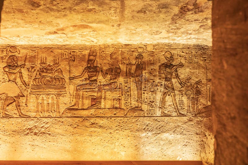 Interior del pequeño templo de Abu Simbel, también conocido como el Templo de Hathor y Nefertari fotografía de archivo