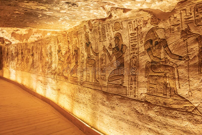 Interior del pequeño templo de Abu Simbel, también conocido como el Templo de Hathor y Nefertari fotos de archivo libres de regalías