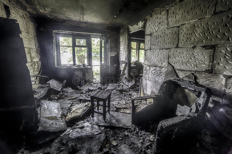Interior del quemado por el apartamento en una construcción de viviendas, muebles quemados del fuego imagenes de archivo Interior del quemado por el apartamento en una construcción de viviendas, muebles quemados del fuego imagenes de archivo