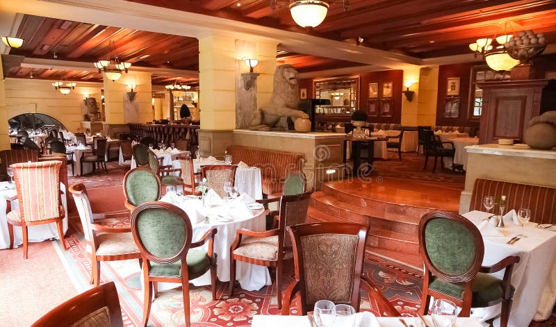 Interior del restaurante de cena contemporáneo, fino foto de archivo Interior del restaurante de cena contemporáneo, fino foto de archivo