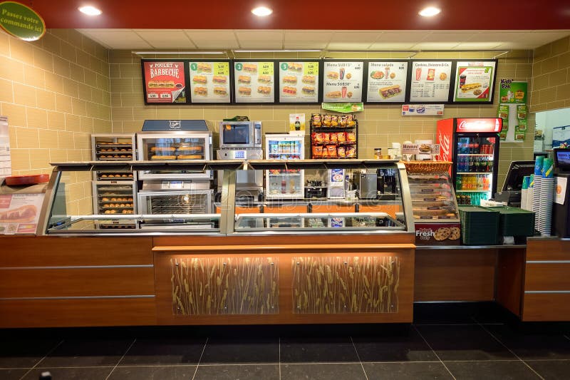 Interior del restaurante de los alimentos de preparación rápida del subterráneo imágenes de archivo libres de regalías