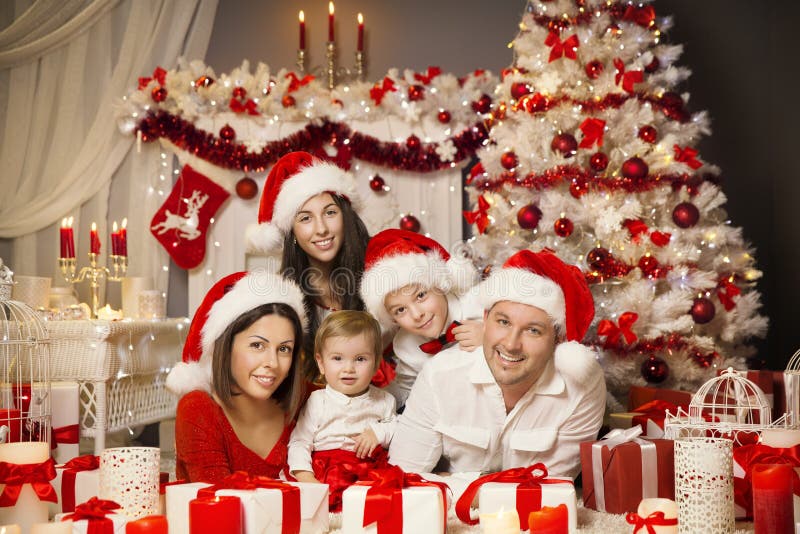 Interior del sitio del retrato de la familia de la Navidad, regalo del presente del árbol de Navidad fotos de archivo Interior del sitio del retrato de la familia de la Navidad, regalo del presente del árbol de Navidad fotos de archivo