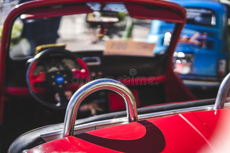Interior del veh?culo retro cl?sico italiano Coches del vintage fotografía de archivo Interior del veh?culo retro cl?sico italiano Coches del vintage fotografía de archivo