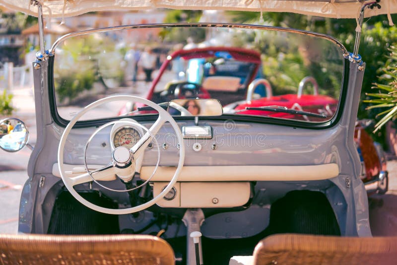 Interior del veh?culo retro cl?sico italiano Coches del vintage imágenes de archivo libres de regalías Interior del veh?culo retro cl?sico italiano Coches del vintage imágenes de archivo libres de regalías