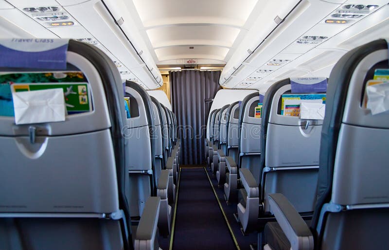 Interior dentro del avión sin los pasajeros