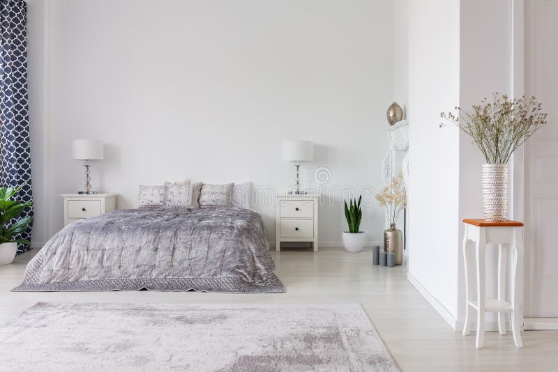 Interior design di lusso della camera da letto con il piumino ed i cuscini d'argento sul letto gentile di dimensione, foto reale immagini stock
