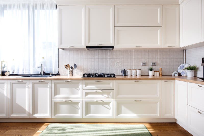 Interior design moderno della cucina con mobilia bianca e dettagli moderni