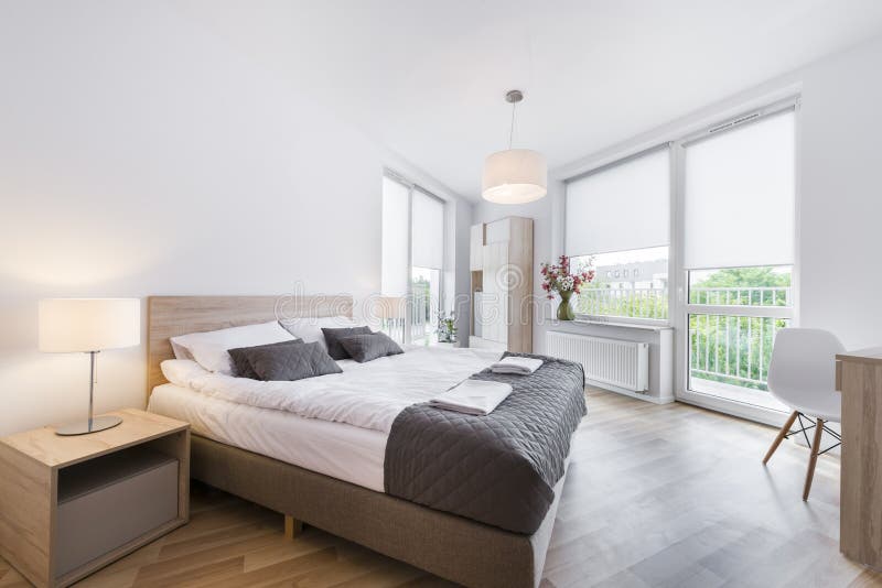 Interior design moderno e comodo della camera da letto immagine stock